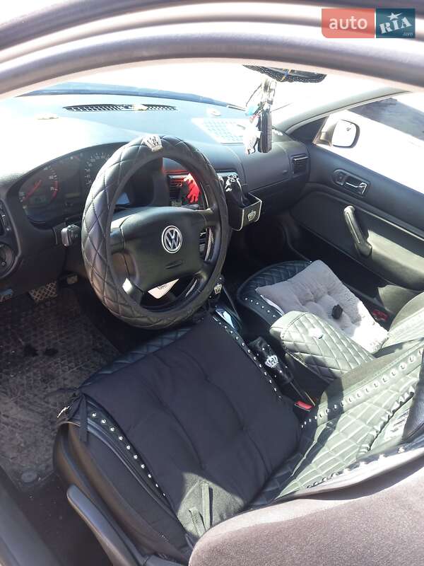 Хетчбек Volkswagen Golf 2003 в Бориславі