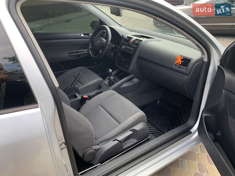 Хетчбек Volkswagen Golf 2004 в Києві