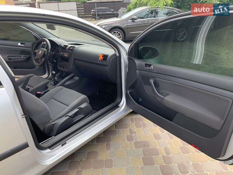 Хетчбек Volkswagen Golf 2004 в Києві