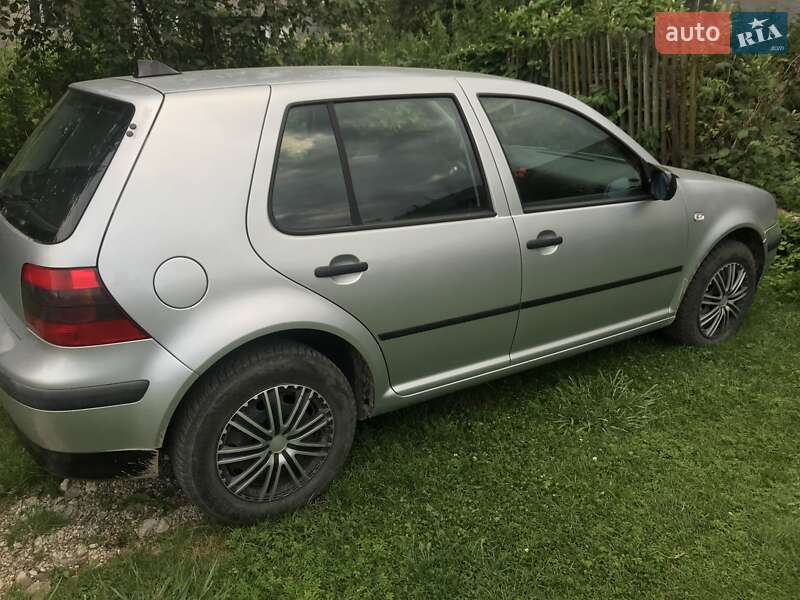 Хетчбек Volkswagen Golf 2001 в Самборі