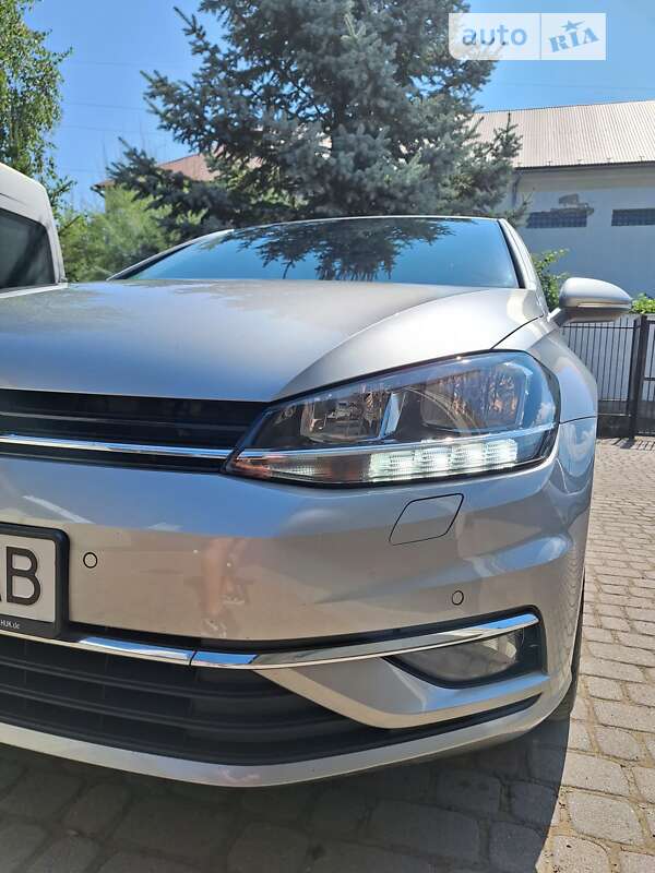 Хетчбек Volkswagen Golf 2019 в Сваляві