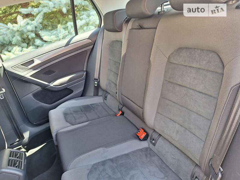 Хетчбек Volkswagen Golf 2019 в Сваляві