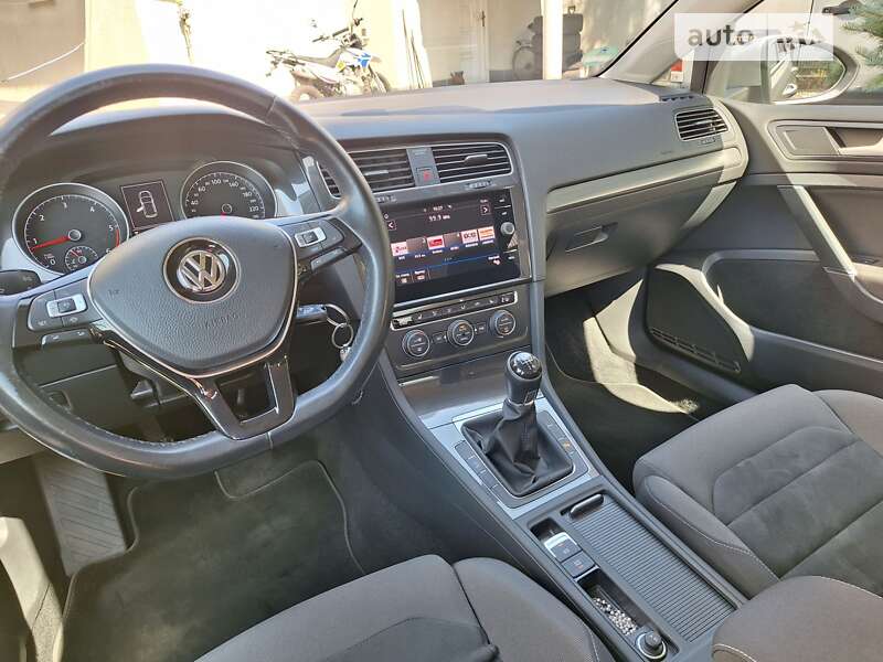 Хетчбек Volkswagen Golf 2019 в Сваляві