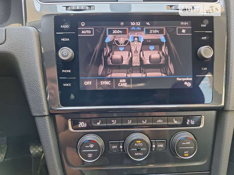 Хетчбек Volkswagen Golf 2019 в Сваляві