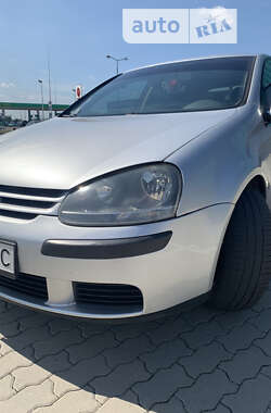 Хетчбек Volkswagen Golf 2004 в Мостиській