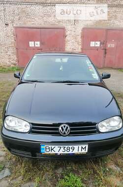 Хетчбек Volkswagen Golf 2001 в Гощі