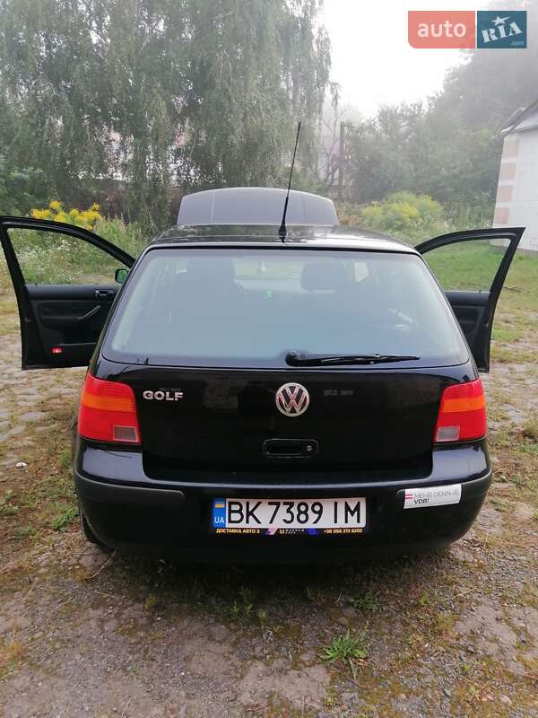 Хэтчбек Volkswagen Golf 2001 в Гоще