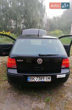 Хэтчбек Volkswagen Golf 2001 в 