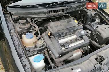 Хэтчбек Volkswagen Golf 2001 в 