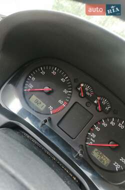 Хэтчбек Volkswagen Golf 2001 в 