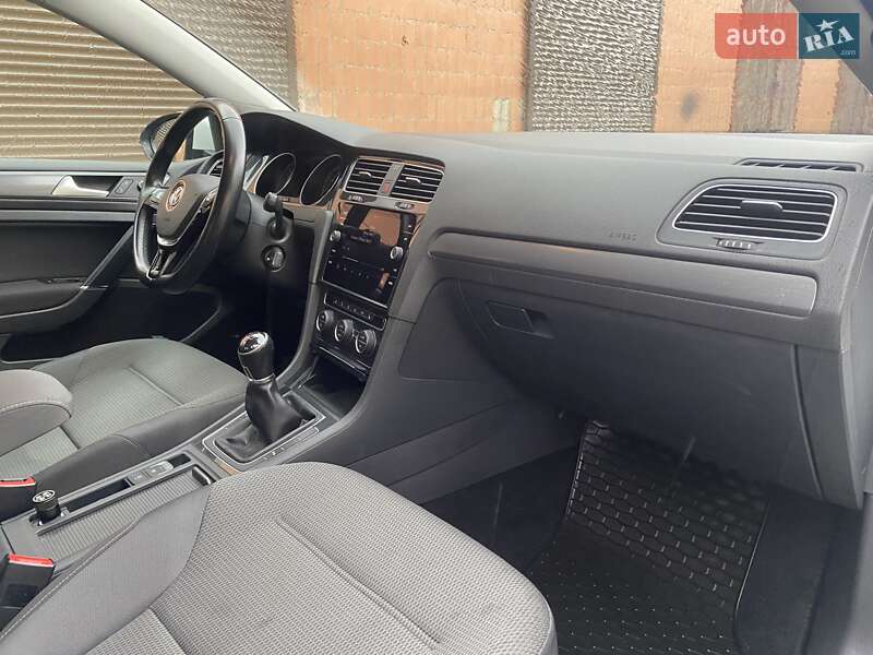 Універсал Volkswagen Golf 2018 в Рівному