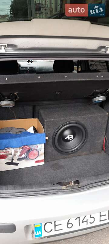 Хэтчбек Volkswagen Golf 2003 в Черновцах