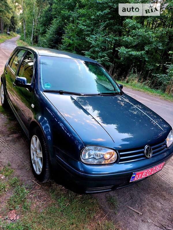 Хэтчбек Volkswagen Golf 2003 в Тростянце