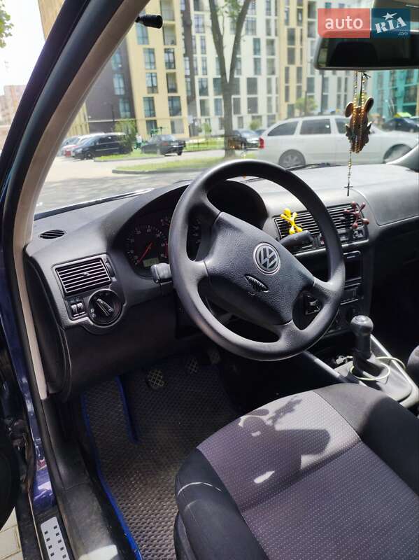 Хэтчбек Volkswagen Golf 2002 в Львове