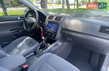 Хэтчбек Volkswagen Golf 2005 в 