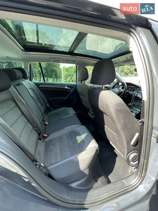 Універсал Volkswagen Golf 2017 в Тернополі