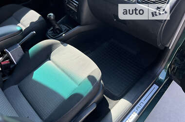 Хэтчбек Volkswagen Golf 2003 в 