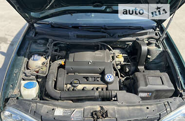 Хэтчбек Volkswagen Golf 2003 в 