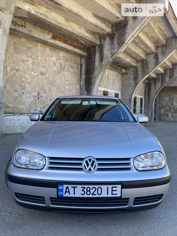 Хэтчбек Volkswagen Golf 2001 в  фото Хэтчбек Volkswagen Golf 2001 в