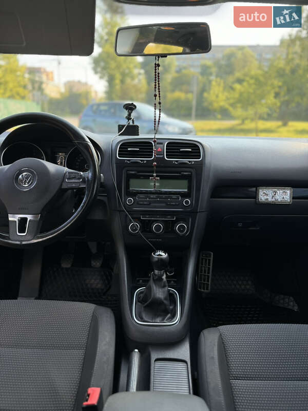 Універсал Volkswagen Golf 2010 в Івано-Франківську