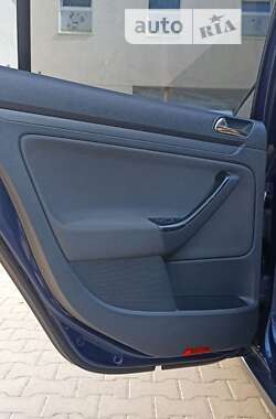 Хэтчбек Volkswagen Golf 2005 в 