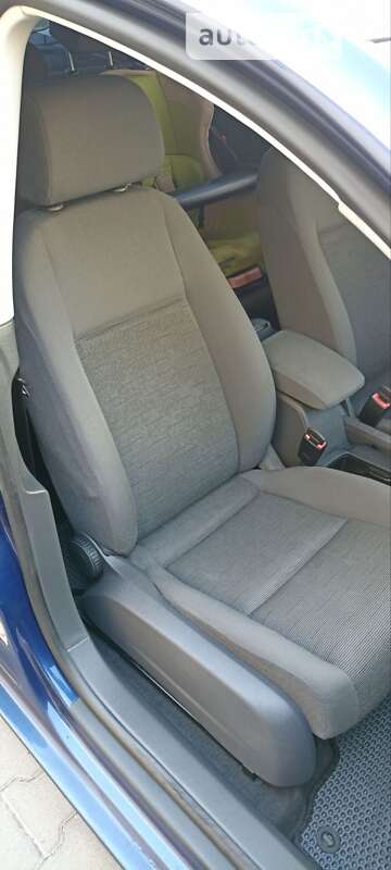 Хэтчбек Volkswagen Golf 2005 в Хмельницком