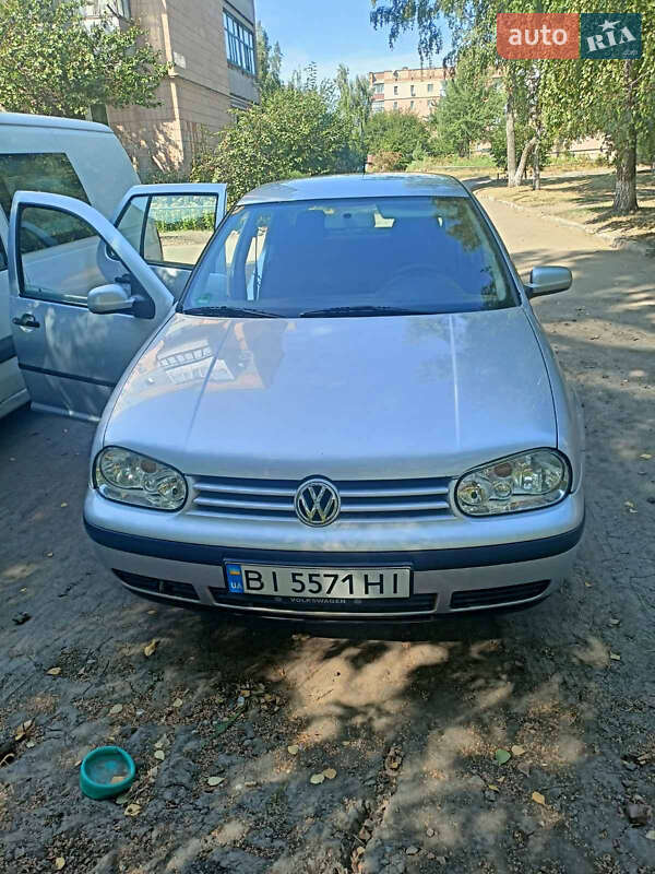 Хэтчбек Volkswagen Golf 2001 в Гадяче
