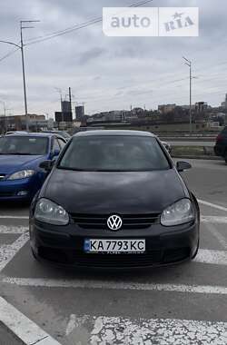 Хэтчбек Volkswagen Golf 2004 в Киеве