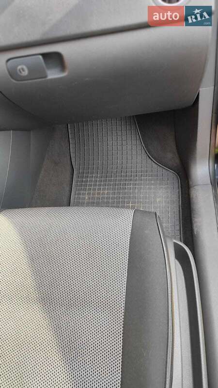 Хэтчбек Volkswagen Golf 2006 в Рахове