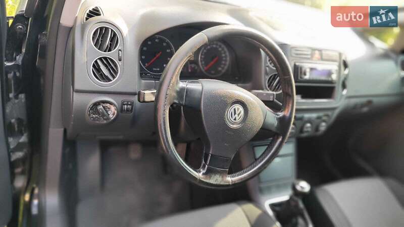 Хэтчбек Volkswagen Golf 2006 в Рахове