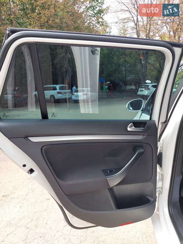 Универсал Volkswagen Golf 2012 в Львове