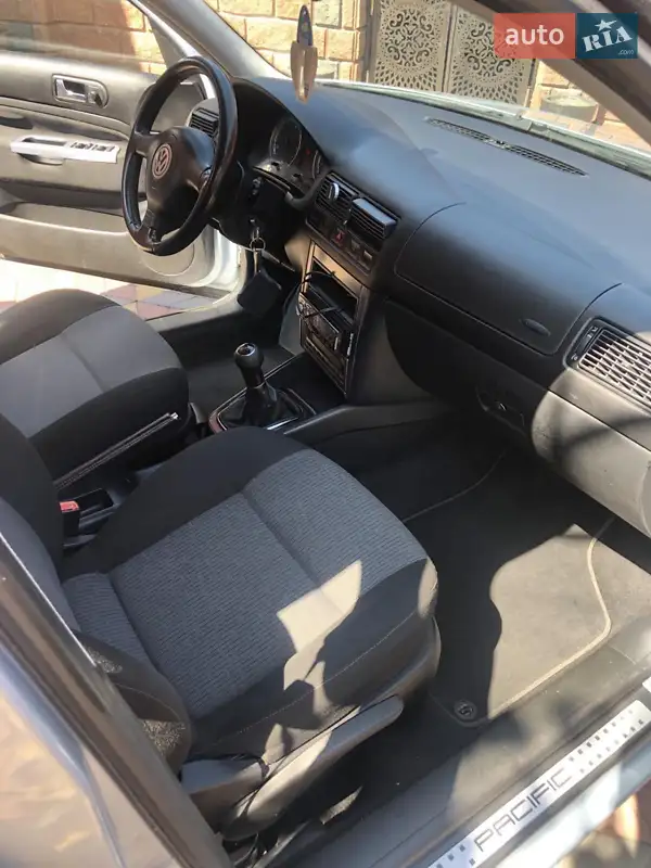 Універсал Volkswagen Golf 2004 в 