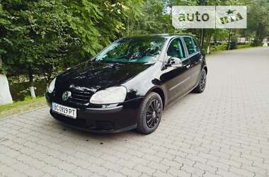 Хэтчбек Volkswagen Golf 2005 в Сваляве