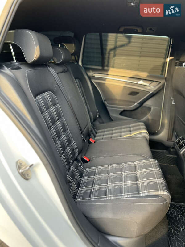 Універсал Volkswagen Golf 2015 в Львові