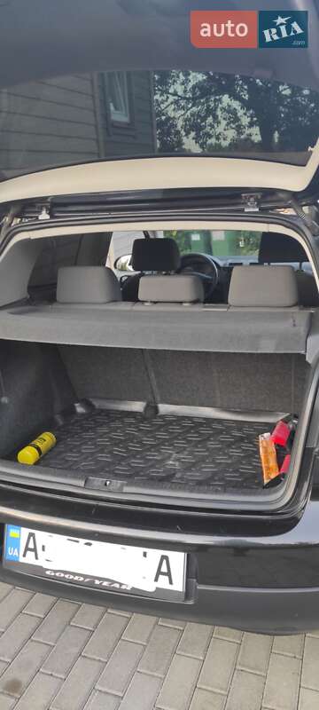 Хэтчбек Volkswagen Golf 2003 в Ужгороде