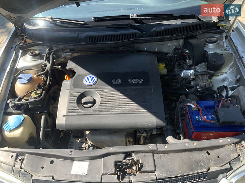 Хэтчбек Volkswagen Golf 2002 в Черновцах