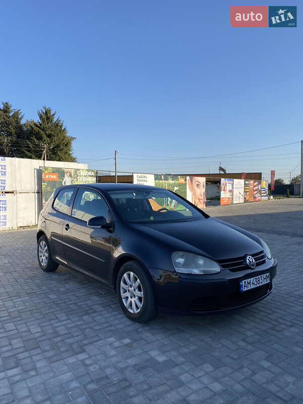 Хэтчбек Volkswagen Golf 2003 в Попельне