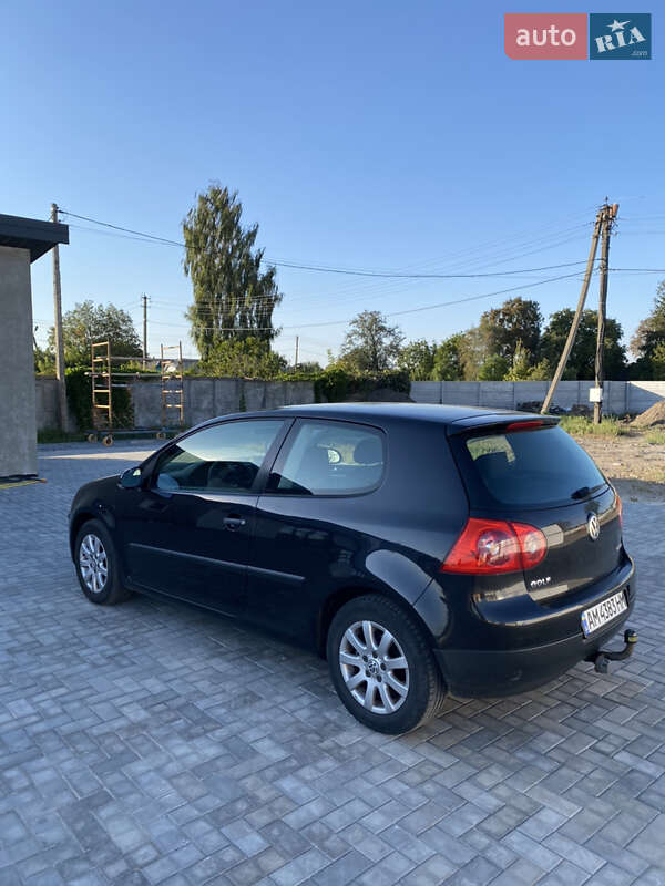 Хэтчбек Volkswagen Golf 2003 в Попельне