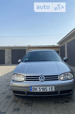 Хетчбек Volkswagen Golf 2002 в Березному