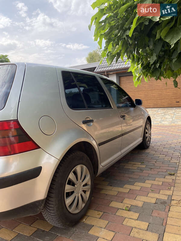 Хэтчбек Volkswagen Golf 2001 в Клесовом