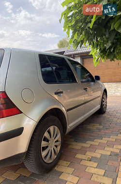 Хэтчбек Volkswagen Golf 2001 в 