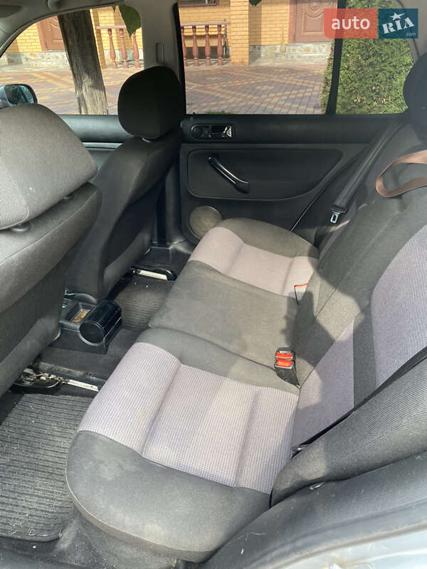 Хэтчбек Volkswagen Golf 2001 в Клесовом