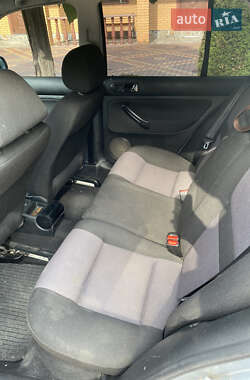 Хэтчбек Volkswagen Golf 2001 в 
