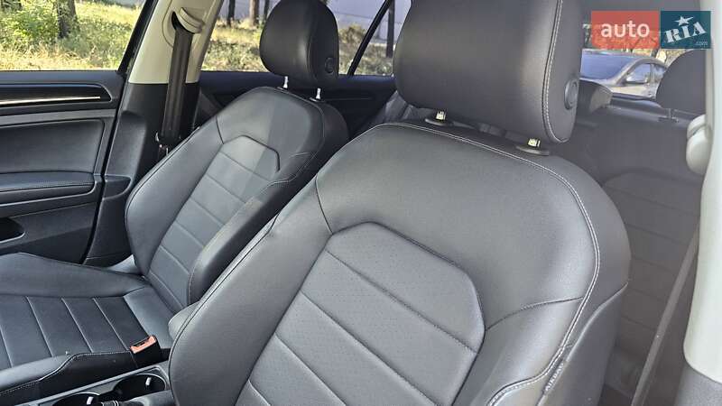 Хэтчбек Volkswagen Golf 2015 в Днепре