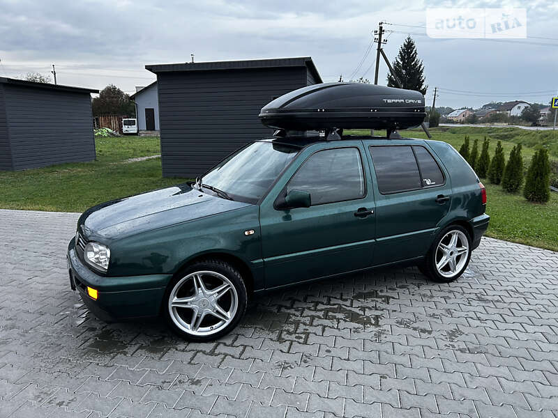 Хэтчбек Volkswagen Golf 1996 в Оброшином