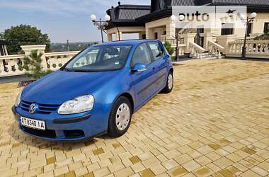 Хэтчбек Volkswagen Golf 2005 в Снятине