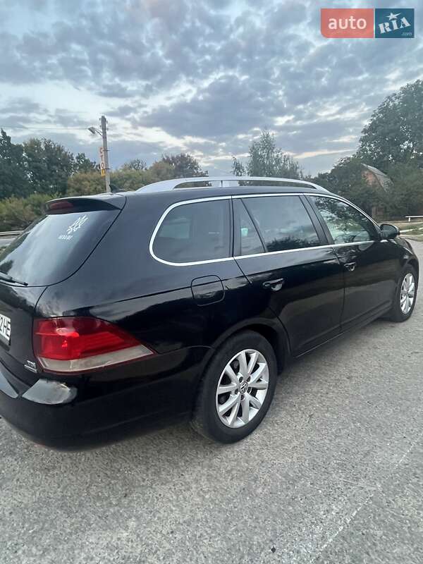 Універсал Volkswagen Golf 2011 в Коротичу