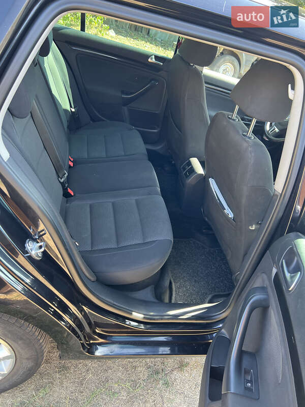 Універсал Volkswagen Golf 2011 в Коротичу