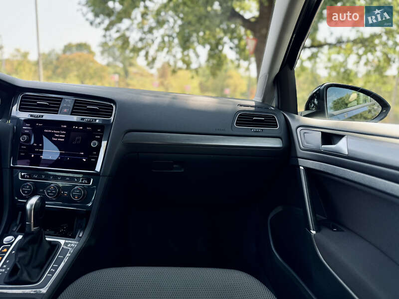 Хэтчбек Volkswagen Golf 2019 в Кропивницком