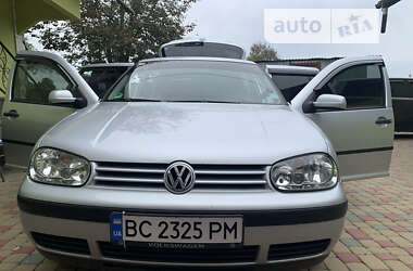 Хэтчбек Volkswagen Golf 2003 в Новояворовске